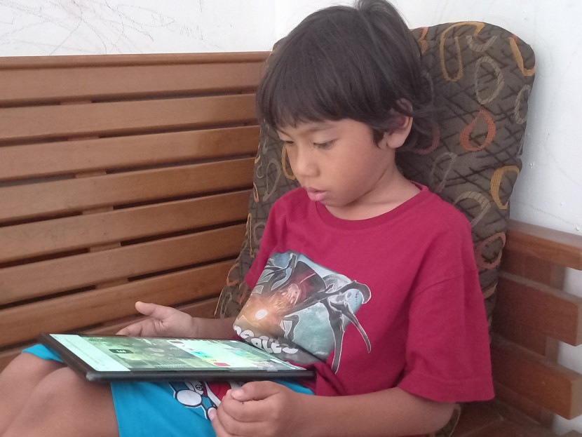 Ilustrasi anak mengakses internet.