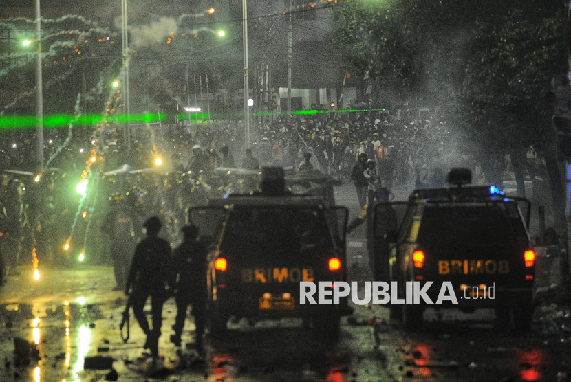 Polisi berupaya membubarkan kericuhan di DPR Sumber:Republika
